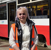 Работа мечты: потомственная водитель возит новосибирцев на трамвае